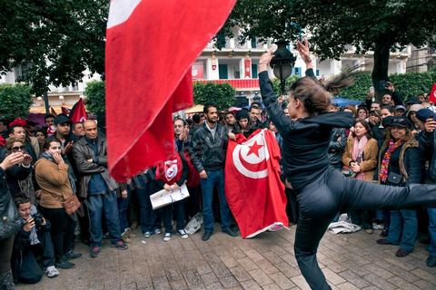 23 février 2013 : Au milieu de la manifestation une artiste danseuse tunisienne anime par quelques pas de danse la foule. Près de 3000 partisans et citoyens sont venus protester devant le Ministère de l'Intérieur pour la lenteur de l'enquête sur l'assassinat du militant politique Chokri Belaid le 6 février dernier. Les slogans ont aussi accusé le parti au pouvoir Ennahdha et son dirigeant Rached Ghannouchi.