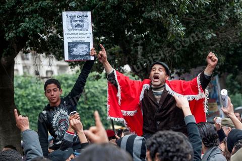 23 février 2013 : la foule brandit le portrait de Chokri Bealid. près de 3000 partisans et citoyens sont venus protester devant le Ministère de l'Intérieur pour la lenteur de l'enquête sur l'assassinat du militant politique Chokri Belaid le 6 février dernier. Les slogans ont aussi accusé le parti au pouvoir Ennahdha et son dirigeant Rached Ghannouchi.