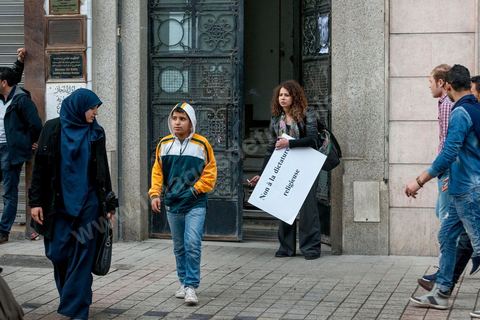 23 février 2013 : Non à la dictature religieuse. près de 3000 partisans et citoyens sont venus protester devant le Ministère de l'Intérieur pour la lenteur de l'enquête sur l'assassinat du militant politique Chokri Belaid le 6 février dernier. Les slogans ont aussi accusé le parti au pouvoir Ennahdha et son dirigeant Rached Ghannouchi.