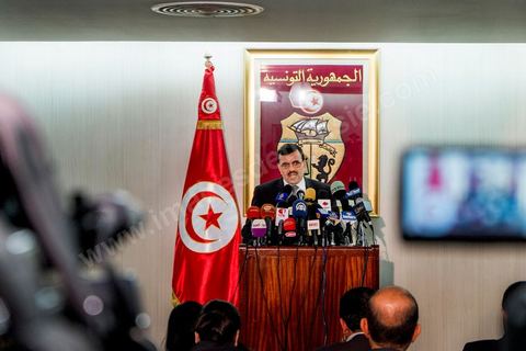 26 février 2013 : Conférence de presse de Ali Larayedh, Ministre de l'Intérieur et Premier Ministre nommé, pour informer sur l'état d'avancement de l'enquête sur la mort de Chokri Belaid. ""4 personnes appartenant à un courant religieux radical arrêtées". Le meurtrier présumé de Chokri Belaid a été identifié. Actuellement en fuite, il est pourchassé alors que quatre de ses complices présumés ont été interpellés. Par contre, le commanditaire de l'attentat n'est pas encore connu."
