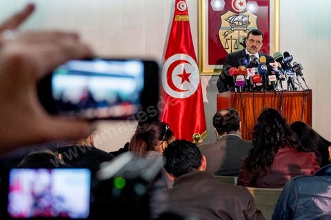 26 février 2013 : Conférence de presse de Ali Larayedh, Ministre de l'Intérieur et Premier Ministre nommé, pour informer sur l'état d'avancement de l'enquête sur la mort de Chokri Belaid. ""4 personnes appartenant à un courant religieux radical arrêtées". Le meurtrier présumé de Chokri Belaid a été identifié. Actuellement en fuite, il est pourchassé alors que quatre de ses complices présumés ont été interpellés. Par contre, le commanditaire de l'attentat n'est pas encore connu."