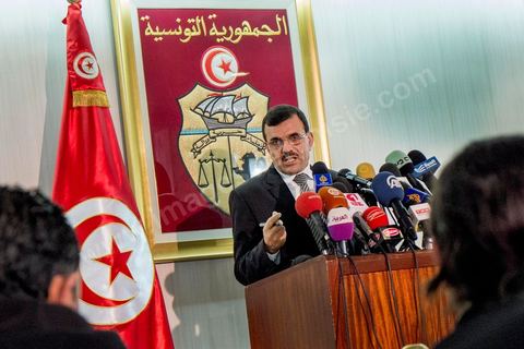 26 février 2013 : Conférence de presse de Ali Larayedh, Ministre de l'Intérieur et Premier Ministre nommé, pour informer sur l'état d'avancement de l'enquête sur la mort de Chokri Belaid. ""4 personnes appartenant à un courant religieux radical arrêtées". Le meurtrier présumé de Chokri Belaid a été identifié. Actuellement en fuite, il est pourchassé alors que quatre de ses complices présumés ont été interpellés. Par contre, le commanditaire de l'attentat n'est pas encore connu."