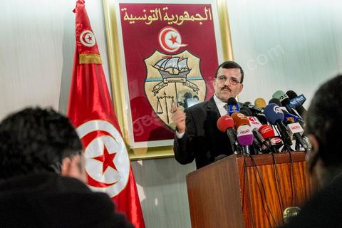 26 février 2013 : Conférence de presse de Ali Larayedh, Ministre de l'Intérieur et Premier Ministre nommé, pour informer sur l'état d'avancement de l'enquête sur la mort de Chokri Belaid. ""4 personnes appartenant à un courant religieux radical arrêtées". Le meurtrier présumé de Chokri Belaid a été identifié. Actuellement en fuite, il est pourchassé alors que quatre de ses complices présumés ont été interpellés. Par contre, le commanditaire de l'attentat n'est pas encore connu."