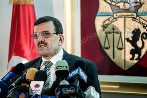 26 février 2013 : Conférence de presse de Ali Larayedh, Ministre de l'Intérieur et Premier Ministre nommé, pour informer sur l'état d'avancement de l'enquête sur la mort de Chokri Belaid. ""4 personnes appartenant à un courant religieux radical arrêtées". Le meurtrier présumé de Chokri Belaid a été identifié. Actuellement en fuite, il est pourchassé alors que quatre de ses complices présumés ont été interpellés. Par contre, le commanditaire de l'attentat n'est pas encore connu."