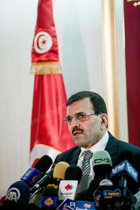 26 février 2013 : Conférence de presse de Ali Larayedh, Ministre de l'Intérieur et Premier Ministre nommé, pour informer sur l'état d'avancement de l'enquête sur la mort de Chokri Belaid. ""4 personnes appartenant à un courant religieux radical arrêtées". Le meurtrier présumé de Chokri Belaid a été identifié. Actuellement en fuite, il est pourchassé alors que quatre de ses complices présumés ont été interpellés. Par contre, le commanditaire de l'attentat n'est pas encore connu."