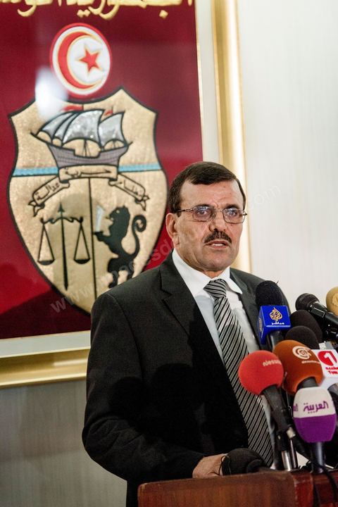 26 février 2013 : Conférence de presse de Ali Larayedh, Ministre de l'Intérieur et Premier Ministre nommé, pour informer sur l'état d'avancement de l'enquête sur la mort de Chokri Belaid. ""4 personnes appartenant à un courant religieux radical arrêtées". Le meurtrier présumé de Chokri Belaid a été identifié. Actuellement en fuite, il est pourchassé alors que quatre de ses complices présumés ont été interpellés. Par contre, le commanditaire de l'attentat n'est pas encore connu."