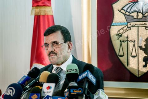 26 février 2013 : Conférence de presse de Ali Larayedh, Ministre de l'Intérieur et Premier Ministre nommé, pour informer sur l'état d'avancement de l'enquête sur la mort de Chokri Belaid. ""4 personnes appartenant à un courant religieux radical arrêtées". Le meurtrier présumé de Chokri Belaid a été identifié. Actuellement en fuite, il est pourchassé alors que quatre de ses complices présumés ont été interpellés. Par contre, le commanditaire de l'attentat n'est pas encore connu."