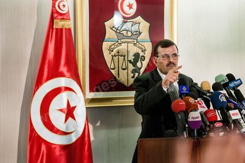 26 février 2013 : Conférence de presse de Ali Larayedh, Ministre de l'Intérieur et Premier Ministre nommé, pour informer sur l'état d'avancement de l'enquête sur la mort de Chokri Belaid. ""4 personnes appartenant à un courant religieux radical arrêtées". Le meurtrier présumé de Chokri Belaid a été identifié. Actuellement en fuite, il est pourchassé alors que quatre de ses complices présumés ont été interpellés. Par contre, le commanditaire de l'attentat n'est pas encore connu."