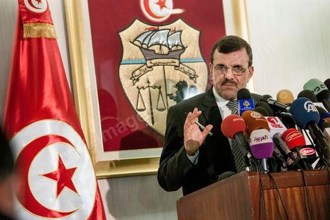 26 février 2013 : Conférence de presse de Ali Larayedh, Ministre de l'Intérieur et Premier Ministre nommé, pour informer sur l'état d'avancement de l'enquête sur la mort de Chokri Belaid. ""4 personnes appartenant à un courant religieux radical arrêtées". Le meurtrier présumé de Chokri Belaid a été identifié. Actuellement en fuite, il est pourchassé alors que quatre de ses complices présumés ont été interpellés. Par contre, le commanditaire de l'attentat n'est pas encore connu."