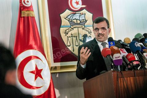 26 février 2013 : Conférence de presse de Ali Larayedh, Ministre de l'Intérieur et Premier Ministre nommé, pour informer sur l'état d'avancement de l'enquête sur la mort de Chokri Belaid. ""4 personnes appartenant à un courant religieux radical arrêtées". Le meurtrier présumé de Chokri Belaid a été identifié. Actuellement en fuite, il est pourchassé alors que quatre de ses complices présumés ont été interpellés. Par contre, le commanditaire de l'attentat n'est pas encore connu."