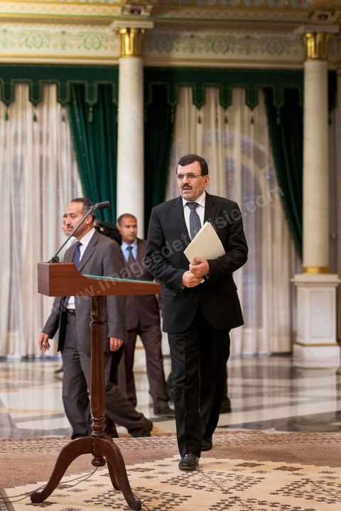 8 mars 2013 : Ali Larayedh, nommé nouveau Premier Ministre tunisien il y a deux semaines vient remettre au Président de la République Moncef Marzouki, la liste des noms pour son nouveau gouvernement. Puis présentation à la presse d ela composition de son nouveau gouvernement qui doit avoir l'approbation de l'Assemblée en début de semaine prochaine.