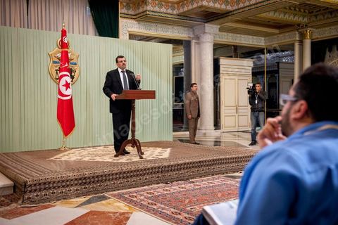 8 mars 2013 : Ali Larayedh, nommé nouveau Premier Ministre tunisien il y a deux semaines vient remettre au Président de la République Moncef Marzouki, la liste des noms pour son nouveau gouvernement. Puis présentation à la presse d ela composition de son nouveau gouvernement qui doit avoir l'approbation de l'Assemblée en début de semaine prochaine.
