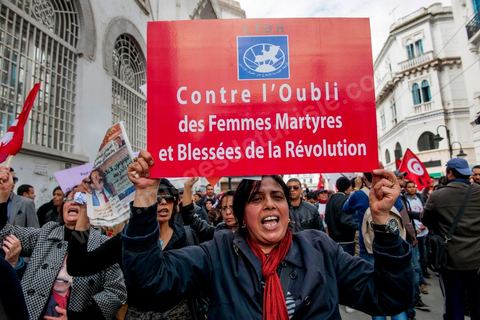 March 9, 2013: an activist with the LTDH (Tunisian League for Human Rights) on Habib Bourguiba Avenue in Tunis, nearly 3,000 demonstrators gathered to commemorate International Women’s Day and the death of Chokri Belaid on February 6. Several political figures, civil society activists, and artists answered the call of the UGTT Women’s Commission and other feminist organizations.
