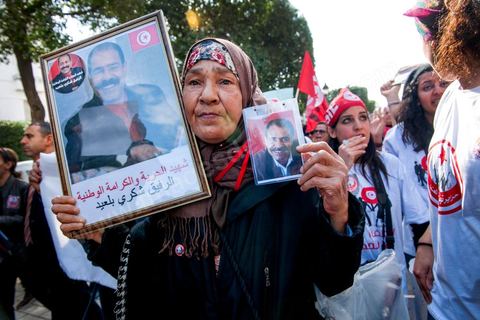 March 9, 2013: A woman holding a portrait of Chokri Belaid on Habib Bourguiba Avenue in Tunis; nearly 3,000 protesters gathered to commemorate Women’s Day and the death of Chokri Belaid on February 6. Several political figures, civil society activists, and artists answered the call from the UGTT Women’s Commission and other feminist organizations.