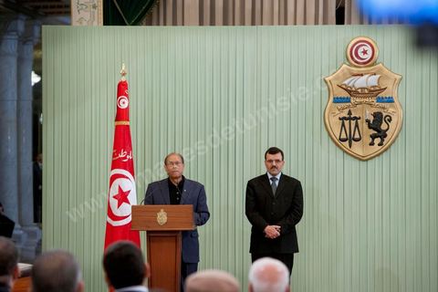 13 mars 2013 : Discours du Président de la République avec le Premier Ministre à la présidence de la République, le nouveau gouvernement de Ali Larayedh, qui a remporté le vote de confiance le matin même à l'assemblée, prête serment et pose pour la photo du gouvernement Ennahdha 2 avec le Président de la République Moncef Marzouki.