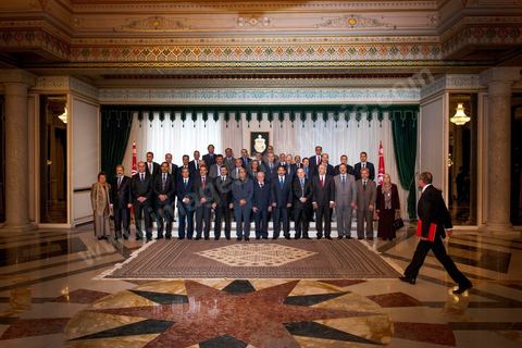 13 mars 2013 : le nouveau gouvernement avec le Président de la République et le Premier Ministre à la présidence de la République, le nouveau gouvernement de Ali Larayedh, qui a remporté le vote de confiance le matin même à l'assemblée, prête serment et pose pour la photo du gouvernement Ennahdha 2 avec le Président de la République Moncef Marzouki.
