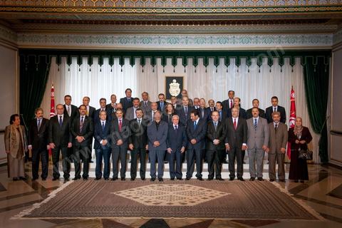 13 mars 2013 : le nouveau gouvernement avec le Président de la République et le Premier Ministre à la présidence de la République, le nouveau gouvernement de Ali Larayedh, qui a remporté le vote de confiance le matin même à l'assemblée, prête serment et pose pour la photo du gouvernement Ennahdha 2 avec le Président de la République Moncef Marzouki.