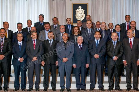 13 mars 2013 : le nouveau gouvernement avec le Président de la République et le Premier Ministre à la présidence de la République, le nouveau gouvernement de Ali Larayedh, qui a remporté le vote de confiance le matin même à l'assemblée, prête serment et pose pour la photo du gouvernement Ennahdha 2 avec le Président de la République Moncef Marzouki.
