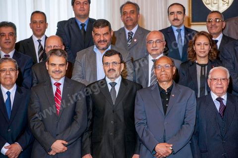 13 mars 2013 : le nouveau gouvernement avec le Président de la République et le Premier Ministre à la présidence de la République, le nouveau gouvernement de Ali Larayedh, qui a remporté le vote de confiance le matin même à l'assemblée, prête serment et pose pour la photo du gouvernement Ennahdha 2 avec le Président de la République Moncef Marzouki.