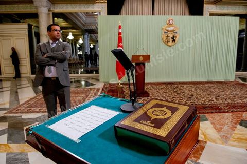 13 mars 2013 : Pupitre et texte d ela prestation de serment des nouveaux ministres à la présidence de la République, le nouveau gouvernement de Ali Larayedh, qui a remporté le vote de confiance le matin même à l'assemblée, prête serment et pose pour la photo du gouvernement Ennahdha 2 avec le Président de la République Moncef Marzouki.