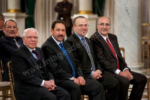13 mars 2013 : à gauche le nouveau ministre de la Défense, Rachid Sabagh et à sa gauche le Ministre de l'Intérieur, Lofi Ben Jeddou à la présidence de la République, le nouveau gouvernement de Ali Larayedh, qui a remporté le vote de confiance le matin même à l'assemblée, prête serment et pose pour la photo du gouvernement Ennahdha 2 avec le Président de la République Moncef Marzouki.