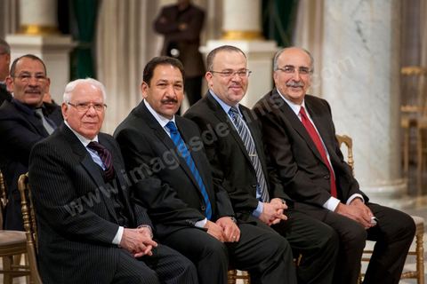 13 mars 2013 : à gauche le nouveau ministre de la Défense, Rachid Sabagh et à sa gauche le Ministre de l'Intérieur, Lofi Ben Jeddou à la présidence de la République, le nouveau gouvernement de Ali Larayedh, qui a remporté le vote de confiance le matin même à l'assemblée, prête serment et pose pour la photo du gouvernement Ennahdha 2 avec le Président de la République Moncef Marzouki.