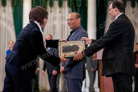 13 mars 2013 : Arrivée du Président de la République et du Premier Ministre à la présidence de la République, le nouveau gouvernement de Ali Larayedh, qui a remporté le vote de confiance le matin même à l'assemblée, prête serment et pose pour la photo du gouvernement Ennahdha 2 avec le Président de la République Moncef Marzouki.