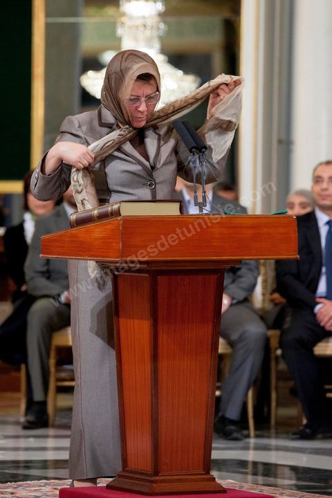 13 mars 2013 : à la présidence de la République, le nouveau gouvernement de Ali Larayedh, qui a remporté le vote de confiance le matin même à l'assemblée, prête serment et pose pour la photo du gouvernement Ennahdha 2 avec le Président de la République Moncef Marzouki.