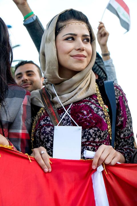 26 mars 2013 : l'ouverture du premier Forum Social Mondial (FSM) en terre arabe est marquée par une grand marche dans Tunis avec les plrésence de plusierus milliers de manifestations altermondialistes venus du monde entier. Une jolie représentante de la délégation du Kurdistan