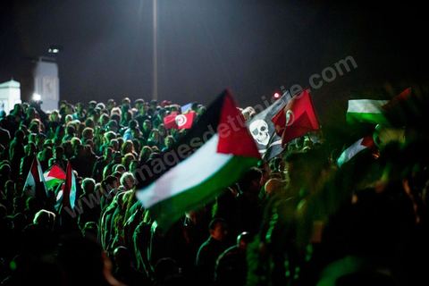 26 mars 2013 : l'ouverture du premier Forum Social Mondial (FSM) en terre arabe est marquée par une grand marche dans Tunis avec les plrésence de plusierus milliers de manifestations altermondialistes venus du monde entier. Le concert de Gilberto Gil peut démarrer