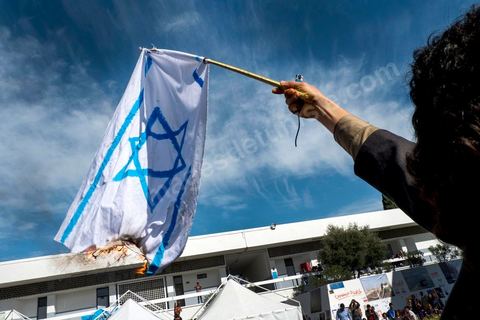 March 29, 2013: Tunisian activists from the “Bass pro Bashar al-Assad” party burned the Israeli flag in the central square of the World Social Forum on the final day of the World Social Forum meetings on the Tunis university campus. This first forum held in the Arab world was strongly marked by Arab nationalist demands and statements, and dominated by a constant tribute to and support for the Palestinian people.