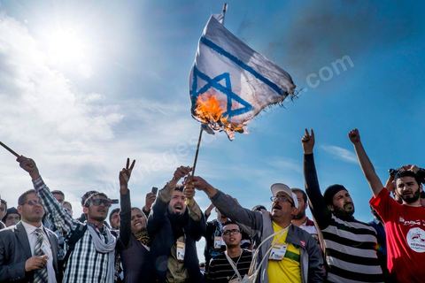 March 29, 2013: Tunisian activists from the “Bass pro Bashar al-Assad” party burned the Israeli flag in the central square of the World Social Forum on the final day of the World Social Forum meetings on the Tunis university campus. This first forum held in the Arab world was strongly marked by Arab nationalist demands and statements, and dominated by a constant tribute to and support for the Palestinian people.