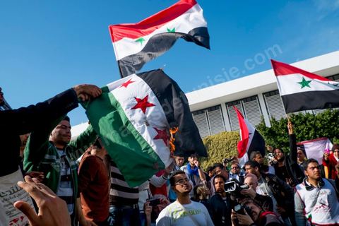 29 mars 2013 : les militants tunisiens du parti Bass pro Bachar El Assad sur la place centrale du FSM brule le drapeau des rebelles syriens au dernier jour des rencontres du Forum Social Mondial sur le campus universitaire de Tunis. Ce premier forum en Terre arabe a été fortement marqué par les revendicatiosn et constatestations nationaliste arabes, et dominé par un hommage et soutien constant au peuple palestinien.