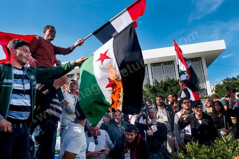 29 mars 2013 : les militants tunisiens du parti Bass pro Bachar El Assad sur la place centrale du FSM brule le drapeau des rebelles syriens au dernier jour des rencontres du Forum Social Mondial sur le campus universitaire de Tunis. Ce premier forum en Terre arabe a été fortement marqué par les revendicatiosn et constatestations nationaliste arabes, et dominé par un hommage et soutien constant au peuple palestinien.