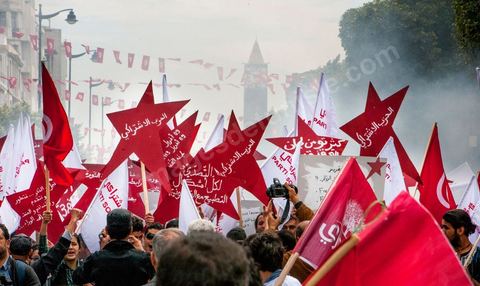 9 avril 2013 : les militants du Parti socialiste rejoignent la marche des démocrates à l'occasion de la journée des martyrs, l'avenue Bourguiba à Tunis a accueilli plusieurs marches politiques. Entre la première marche de la nouvelle alliance politique "Union pour la Tunisie", regroupant les partis progressistes Nidaa Tounes, Al Joumhouri, Al Massar, Parti Socialiste et Parti Patriotique, et celle des partisans de Ennahdha et des Ligues de Protection de la Révolution (LPR) la tension a été au maximum mais contrôlé par un dispositif sécuritaire impotant et efficace.