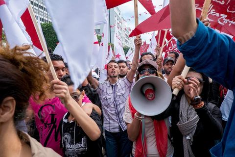 9 avril 2013 : à l'occasion de la journée des martyrs, l'avenue Bourguiba à Tunis a accueilli plusieurs marches politiques. Entre la première marche de la nouvelle alliance politique "Union pour la Tunisie", regroupant les partis progressistes Nidaa Tounes, Al Joumhouri, Al Massar, Parti Socialiste et Parti Patriotique, et celle des partisans de Ennahdha et des Ligues de Protection de la Révolution (LPR) la tension a été au maximum mais contrôlé par un dispositif sécuritaire impotant et efficace.