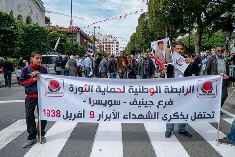9 avril 2013 : les membres des Ligues de Protection de la Révolution manifestent et tentent d'affronter les démocrates mais bloqués par la police. à l'occasion de la journée des martyrs, l'avenue Bourguiba à Tunis a accueilli plusieurs marches politiques. Entre la première marche de la nouvelle alliance politique "Union pour la Tunisie", regroupant les partis progressistes Nidaa Tounes, Al Joumhouri, Al Massar, Parti Socialiste et Parti Patriotique, et celle des partisans de Ennahdha et des Ligues de Protection de la Révolution (LPR) la tension a été au maximum mais contrôlé par un dispositif sécuritaire impotant et efficace.