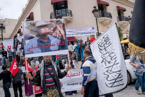 9 avril 2013 : les membres des Ligues de Protection de la Révolution manifestent et tentent d'affronter les démocrates mais bloqués par la police. à l'occasion de la journée des martyrs, l'avenue Bourguiba à Tunis a accueilli plusieurs marches politiques. Entre la première marche de la nouvelle alliance politique "Union pour la Tunisie", regroupant les partis progressistes Nidaa Tounes, Al Joumhouri, Al Massar, Parti Socialiste et Parti Patriotique, et celle des partisans de Ennahdha et des Ligues de Protection de la Révolution (LPR) la tension a été au maximum mais contrôlé par un dispositif sécuritaire impotant et efficace.
