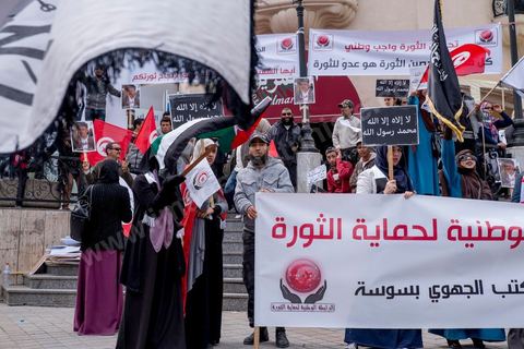 9 avril 2013 : les membres des Ligues de Protection de la Révolution manifestent et tentent d'affronter les démocrates mais bloqués par la police. à l'occasion de la journée des martyrs, l'avenue Bourguiba à Tunis a accueilli plusieurs marches politiques. Entre la première marche de la nouvelle alliance politique "Union pour la Tunisie", regroupant les partis progressistes Nidaa Tounes, Al Joumhouri, Al Massar, Parti Socialiste et Parti Patriotique, et celle des partisans de Ennahdha et des Ligues de Protection de la Révolution (LPR) la tension a été au maximum mais contrôlé par un dispositif sécuritaire impotant et efficace.