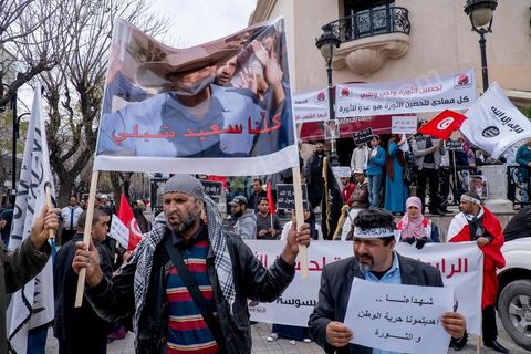 9 avril 2013 : les membres des Ligues de Protection de la Révolution manifestent et tentent d'affronter les démocrates mais bloqués par la police. à l'occasion de la journée des martyrs, l'avenue Bourguiba à Tunis a accueilli plusieurs marches politiques. Entre la première marche de la nouvelle alliance politique "Union pour la Tunisie", regroupant les partis progressistes Nidaa Tounes, Al Joumhouri, Al Massar, Parti Socialiste et Parti Patriotique, et celle des partisans de Ennahdha et des Ligues de Protection de la Révolution (LPR) la tension a été au maximum mais contrôlé par un dispositif sécuritaire impotant et efficace.