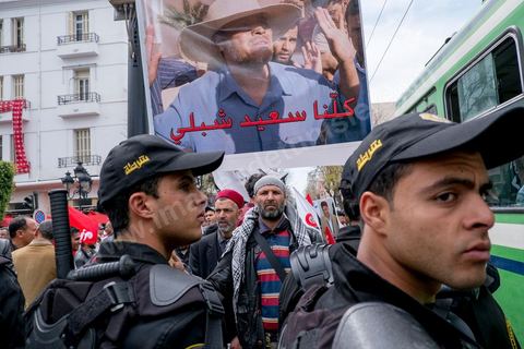 9 avril 2013 : les membres des Ligues de Protection de la Révolution manifestent et tentent d'affronter les démocrates mais bloqués par la police. à l'occasion de la journée des martyrs, l'avenue Bourguiba à Tunis a accueilli plusieurs marches politiques. Entre la première marche de la nouvelle alliance politique "Union pour la Tunisie", regroupant les partis progressistes Nidaa Tounes, Al Joumhouri, Al Massar, Parti Socialiste et Parti Patriotique, et celle des partisans de Ennahdha et des Ligues de Protection de la Révolution (LPR) la tension a été au maximum mais contrôlé par un dispositif sécuritaire impotant et efficace.
