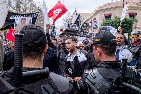 9 avril 2013 : les membres des Ligues de Protection de la Révolution manifestent et tentent d'affronter les démocrates mais bloqués par la police. à l'occasion de la journée des martyrs, l'avenue Bourguiba à Tunis a accueilli plusieurs marches politiques. Entre la première marche de la nouvelle alliance politique "Union pour la Tunisie", regroupant les partis progressistes Nidaa Tounes, Al Joumhouri, Al Massar, Parti Socialiste et Parti Patriotique, et celle des partisans de Ennahdha et des Ligues de Protection de la Révolution (LPR) la tension a été au maximum mais contrôlé par un dispositif sécuritaire impotant et efficace.