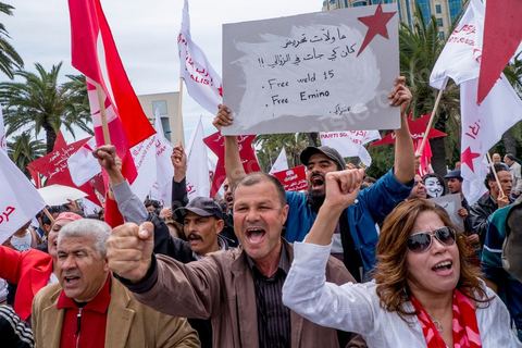 9 avril 2013 : militants du Parti Socialiste. à l'occasion de la journée des martyrs, l'avenue Bourguiba à Tunis a accueilli plusieurs marches politiques. Entre la première marche de la nouvelle alliance politique "Union pour la Tunisie", regroupant les partis progressistes Nidaa Tounes, Al Joumhouri, Al Massar, Parti Socialiste et Parti Patriotique, et celle des partisans de Ennahdha et des Ligues de Protection de la Révolution (LPR) la tension a été au maximum mais contrôlé par un dispositif sécuritaire impotant et efficace.