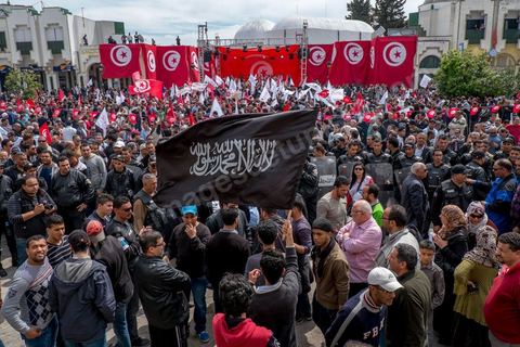 9 avril 2013 : meeting à Bab Souika, quartier populaire de Tunis, de l'Union pour la Tunisie à l'occasion de la journée des martyrs et après la première marche politique  à l'avenue Bourguiba à Tunis de la nouvelle alliance politique "Union pour la Tunisie", regroupant les partis progressistes Nidaa Tounes, Al Joumhouri, Al Massar, Parti Socialiste et Parti Patriotique.