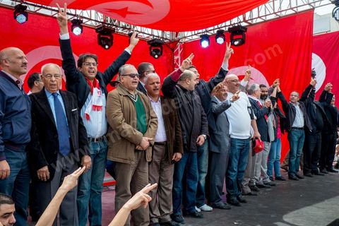 9 avril 2013 : leaders et secrétaires généraux des 5 partis de l'alliance "Union pour la Tunisie" au meeting à Bab Souika, quartier populaire de Tunis, de l'Union pour la Tunisie à l'occasion de la journée des martyrs et après la première marche politique  à l'avenue Bourguiba à Tunis de la nouvelle alliance politique "Union pour la Tunisie", regroupant les partis progressistes Nidaa Tounes, Al Joumhouri, Al Massar, Parti Socialiste et Parti Patriotique.