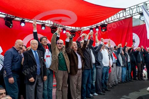 9 avril 2013 : leaders et secrétaires généraux des 5 partis de l'alliance "Union pour la Tunisie" au meeting à Bab Souika, quartier populaire de Tunis, de l'Union pour la Tunisie à l'occasion de la journée des martyrs et après la première marche politique  à l'avenue Bourguiba à Tunis de la nouvelle alliance politique "Union pour la Tunisie", regroupant les partis progressistes Nidaa Tounes, Al Joumhouri, Al Massar, Parti Socialiste et Parti Patriotique.