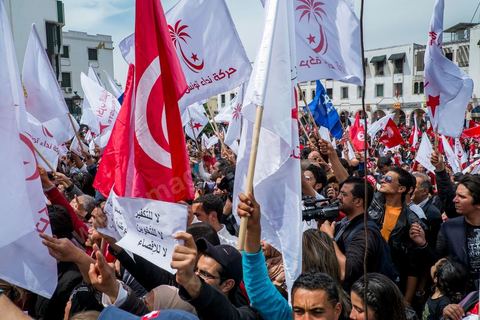 9 avril 2013 : à l'occasion de la journée des martyrs, l'avenue Bourguiba à Tunis a accueilli plusieurs marches politiques. Entre la première marche de la nouvelle alliance politique "Union pour la Tunisie", regroupant les partis progressistes Nidaa Tounes, Al Joumhouri, Al Massar, Parti Socialiste et Parti Patriotique, et celle des partisans de Ennahdha et des Ligues de Protection de la Révolution (LPR) la tension a été au maximum mais contrôlé par un dispositif sécuritaire impotant et efficace.