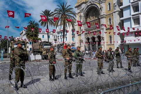 April 9, 2013: As part of security measures, police cordoned off both sides of the avenue. On Martyrs’ Day, Bourguiba Avenue in Tunis hosted several political marches. Between the first march by the new political alliance “Union for Tunisia”—comprising the progressive parties Nidaa Tounes, Al Joumhouri, Al Massar, the Socialist Party, and the Patriotic Party—and the march by supporters of Ennahdha and the Leagues for the Protection of the Revolution (LPR), tensions were at their peak but were kept under control by a substantial and effective security presence.