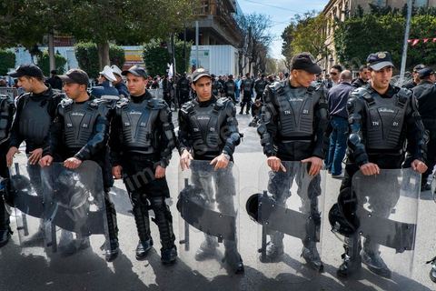 April 9, 2013: As part of security measures, police cordoned off both sides of the avenue. On Martyrs’ Day, Bourguiba Avenue in Tunis hosted several political marches. Between the first march by the new political alliance “Union for Tunisia”—comprising the progressive parties Nidaa Tounes, Al Joumhouri, Al Massar, the Socialist Party, and the Patriotic Party—and the march by supporters of Ennahdha and the Leagues for the Protection of the Revolution (LPR), tensions were at their peak but were kept under control by a substantial and effective security presence.