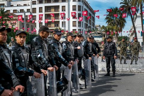 April 9, 2013: As part of security measures, police cordoned off both sides of the avenue. On Martyrs’ Day, Bourguiba Avenue in Tunis hosted several political marches. Between the first march by the new political alliance “Union for Tunisia”—comprising the progressive parties Nidaa Tounes, Al Joumhouri, Al Massar, the Socialist Party, and the Patriotic Party—and the march by supporters of Ennahdha and the Leagues for the Protection of the Revolution (LPR), tensions were at their peak but were kept under control by a substantial and effective security presence.